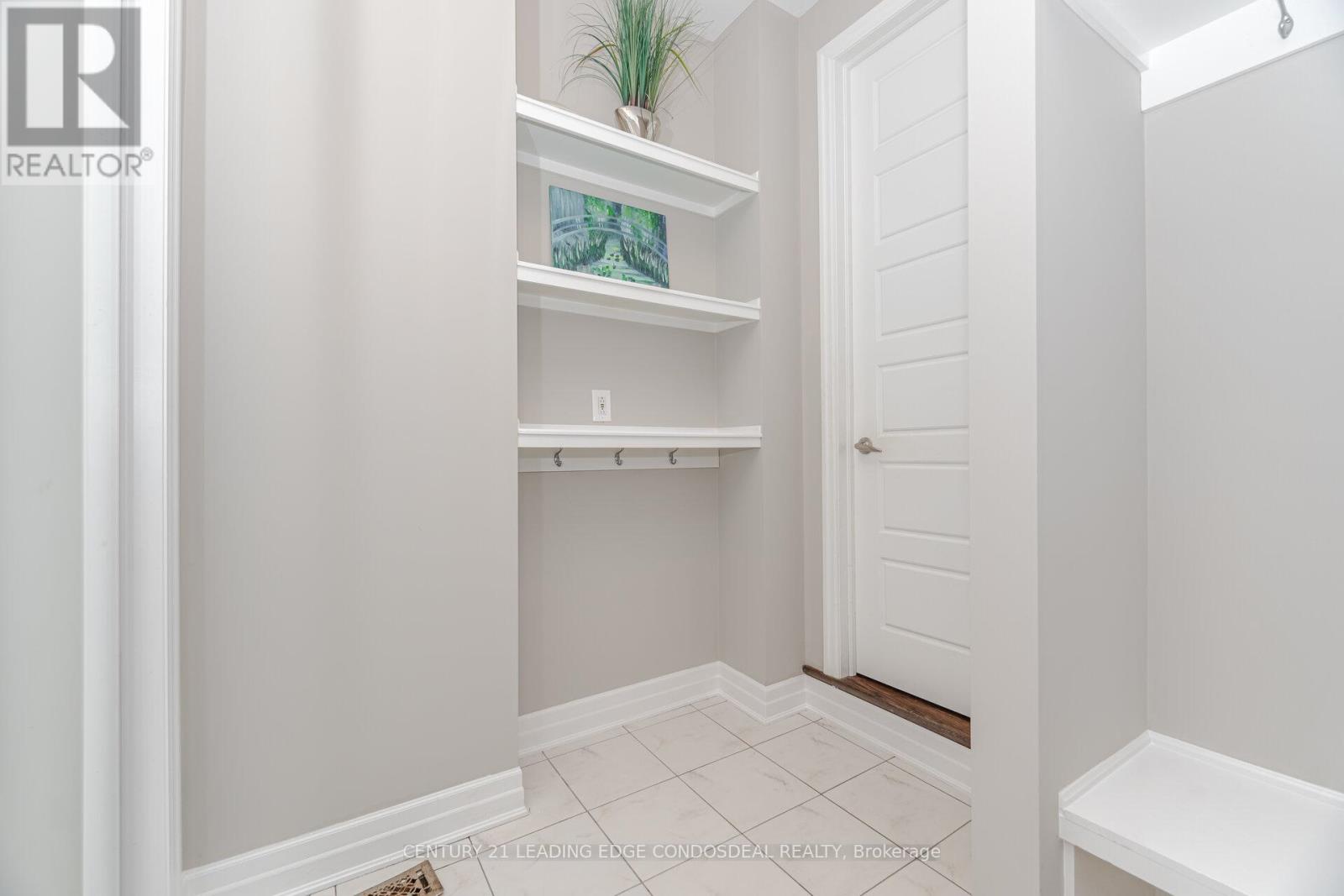 Photo 26 of 65 Novan Crescent, Aurora ON