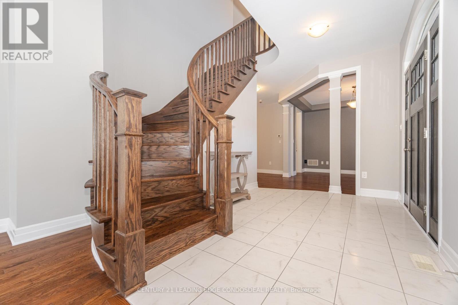 Photo 27 of 65 Novan Crescent, Aurora ON