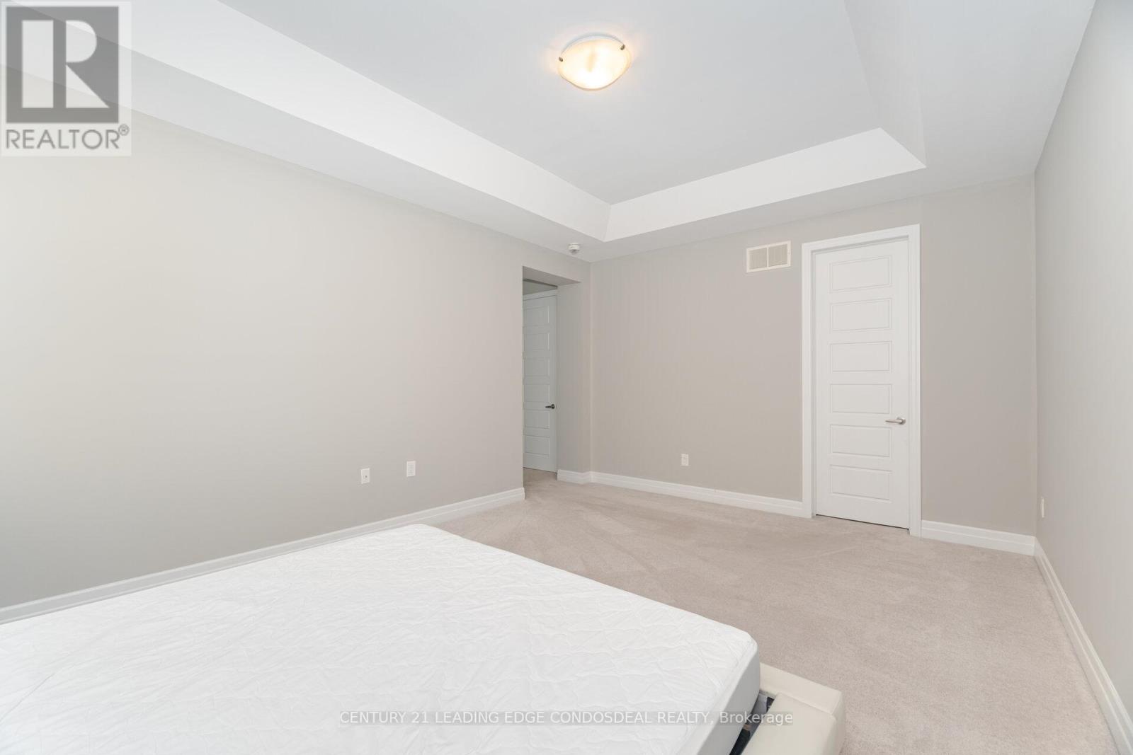 Photo 32 of 65 Novan Crescent, Aurora ON