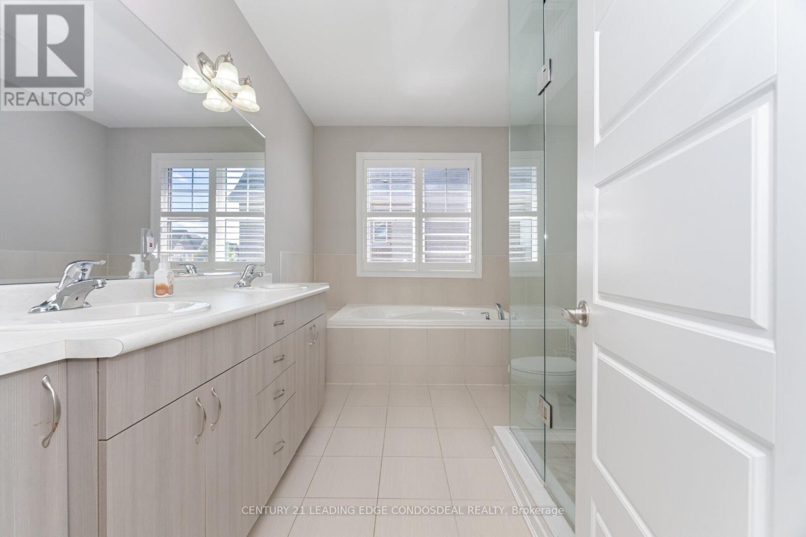 Photo 33 of 65 Novan Crescent, Aurora ON