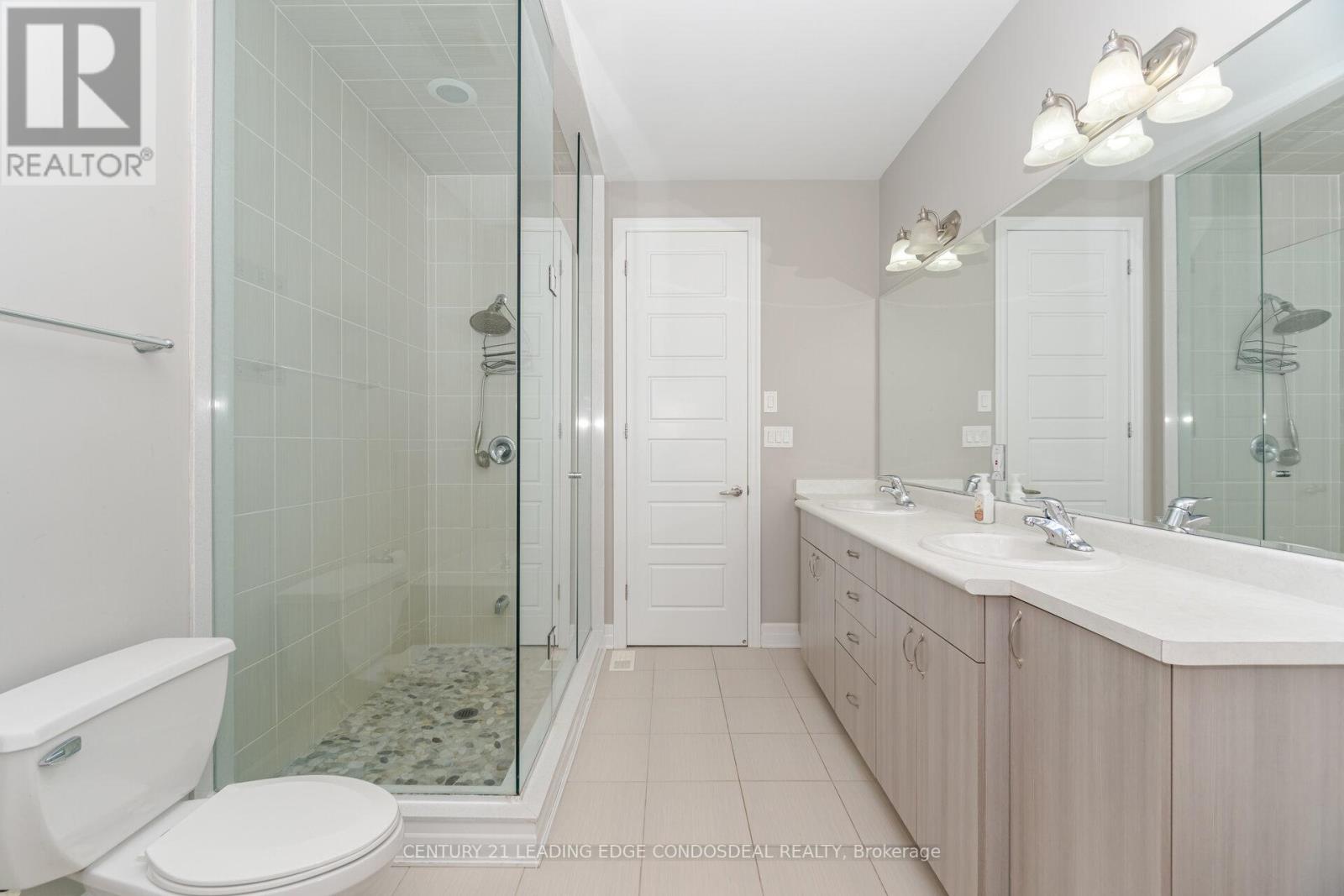 Photo 34 of 65 Novan Crescent, Aurora ON
