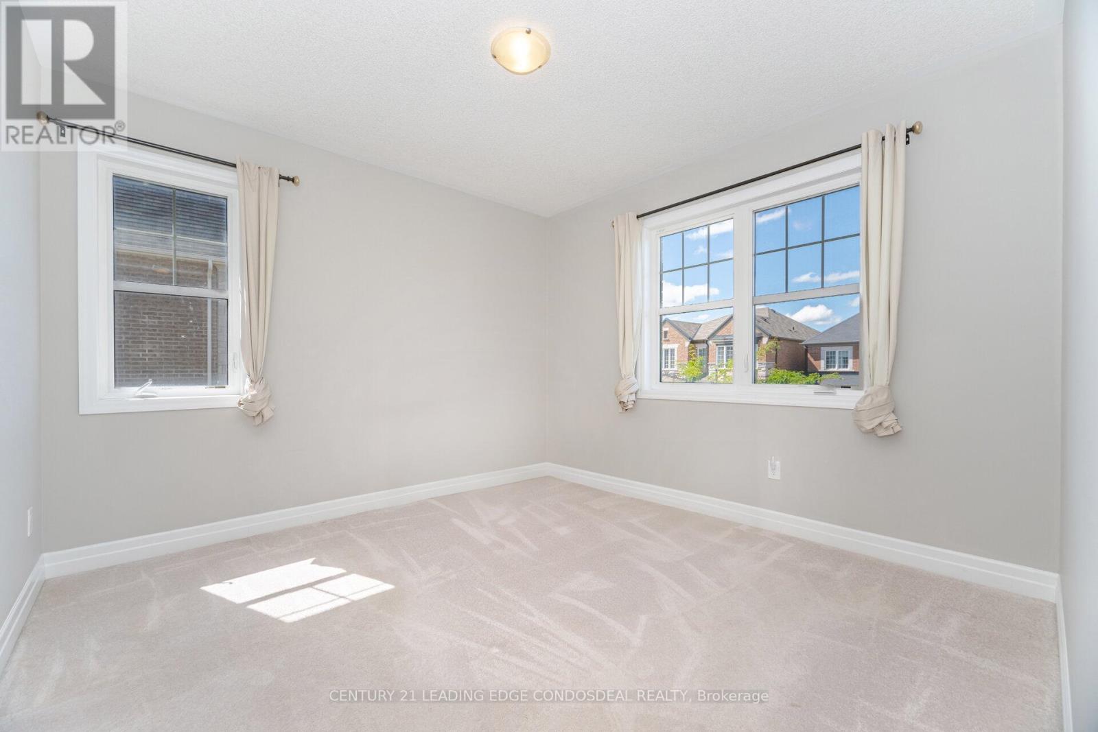 Photo 36 of 65 Novan Crescent, Aurora ON