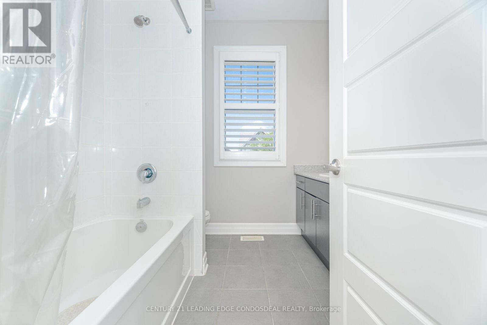 Photo 38 of 65 Novan Crescent, Aurora ON