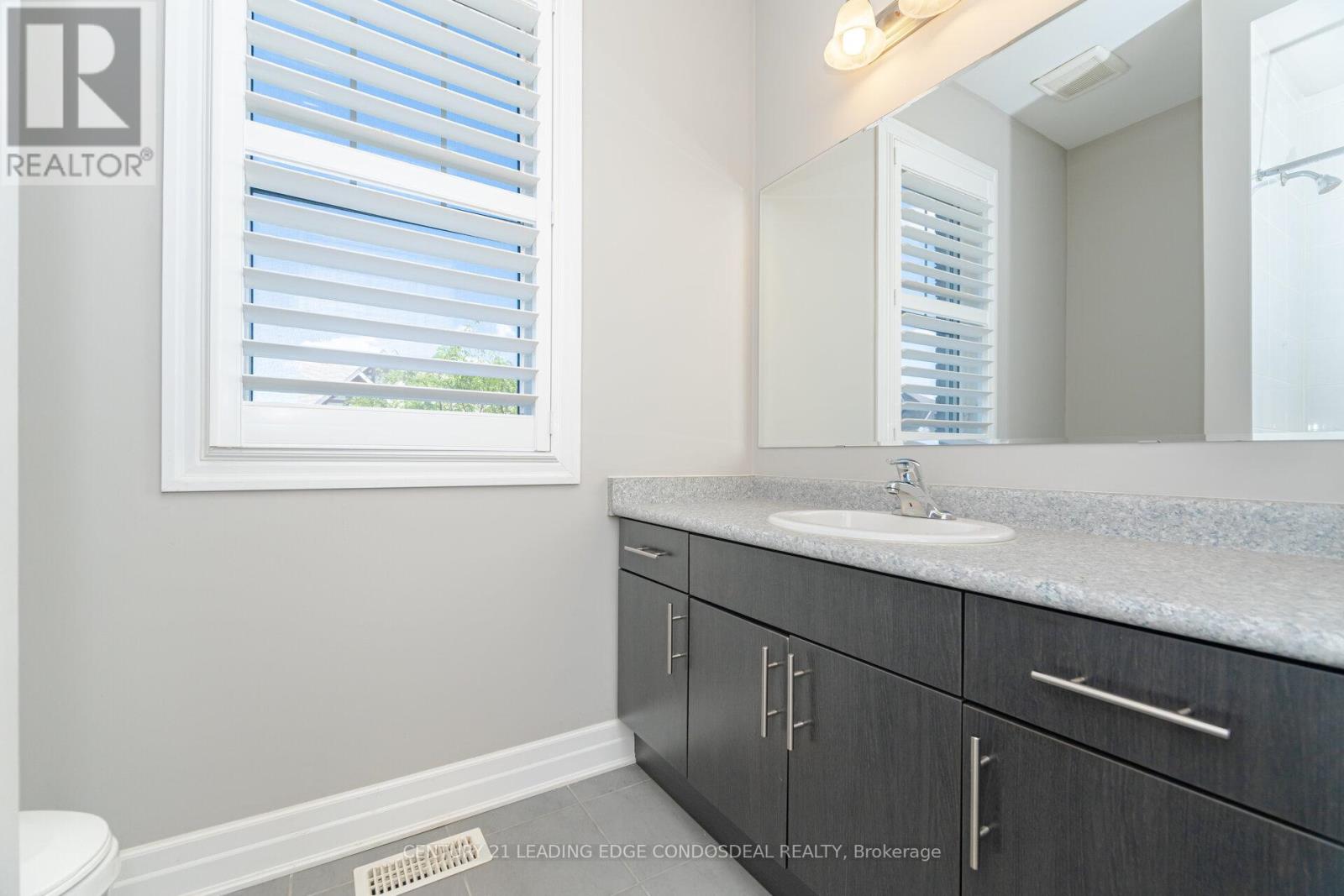 Photo 39 of 65 Novan Crescent, Aurora ON