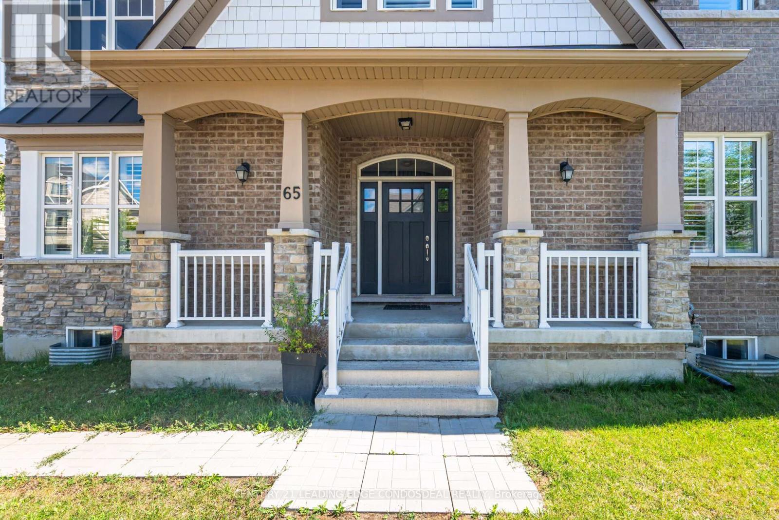 Photo 4 of 65 Novan Crescent, Aurora ON