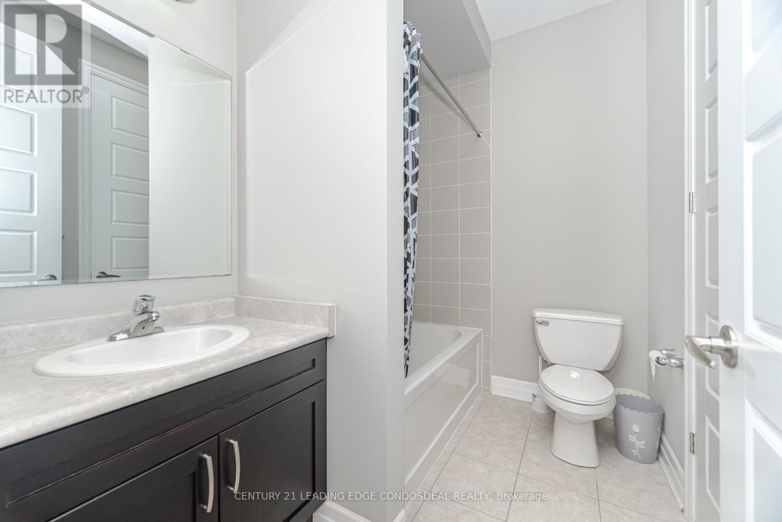 Photo 45 of 65 Novan Crescent, Aurora ON
