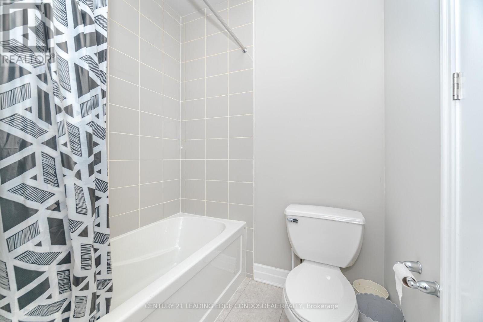 Photo 46 of 65 Novan Crescent, Aurora ON