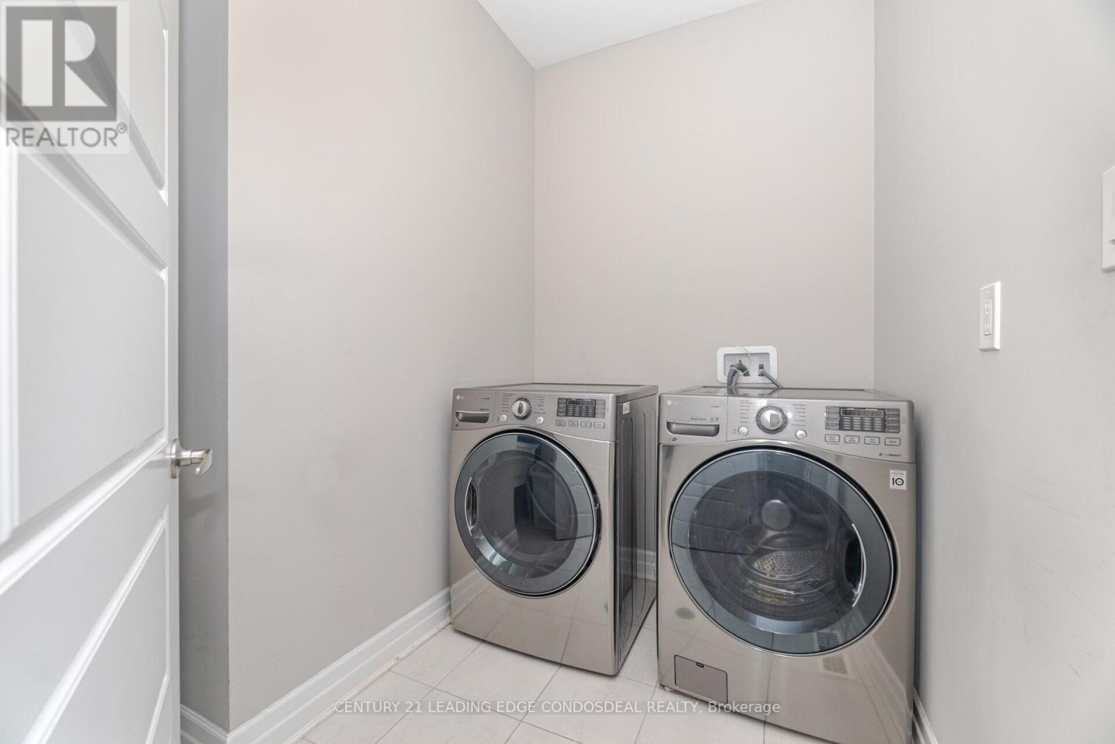 Photo 47 of 65 Novan Crescent, Aurora ON