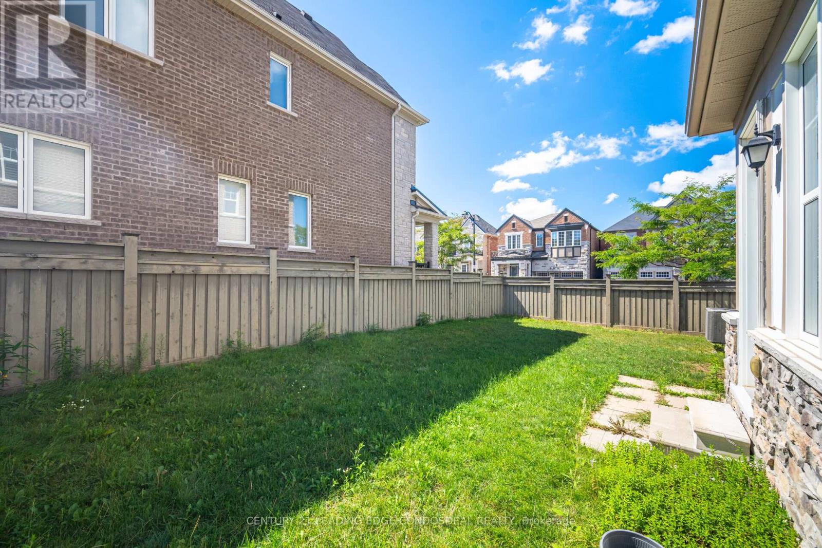 Photo 49 of 65 Novan Crescent, Aurora ON