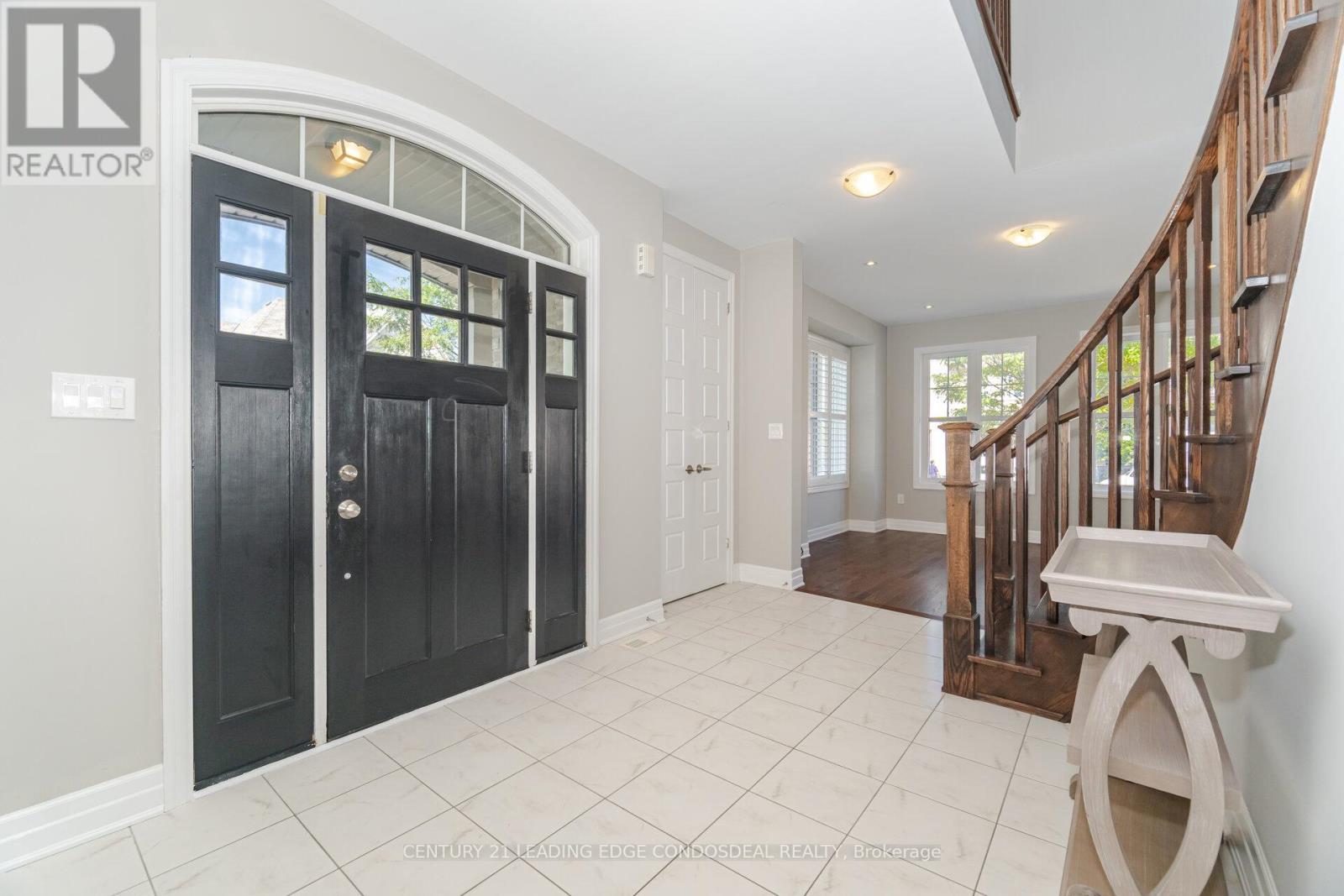 Photo 5 of 65 Novan Crescent, Aurora ON