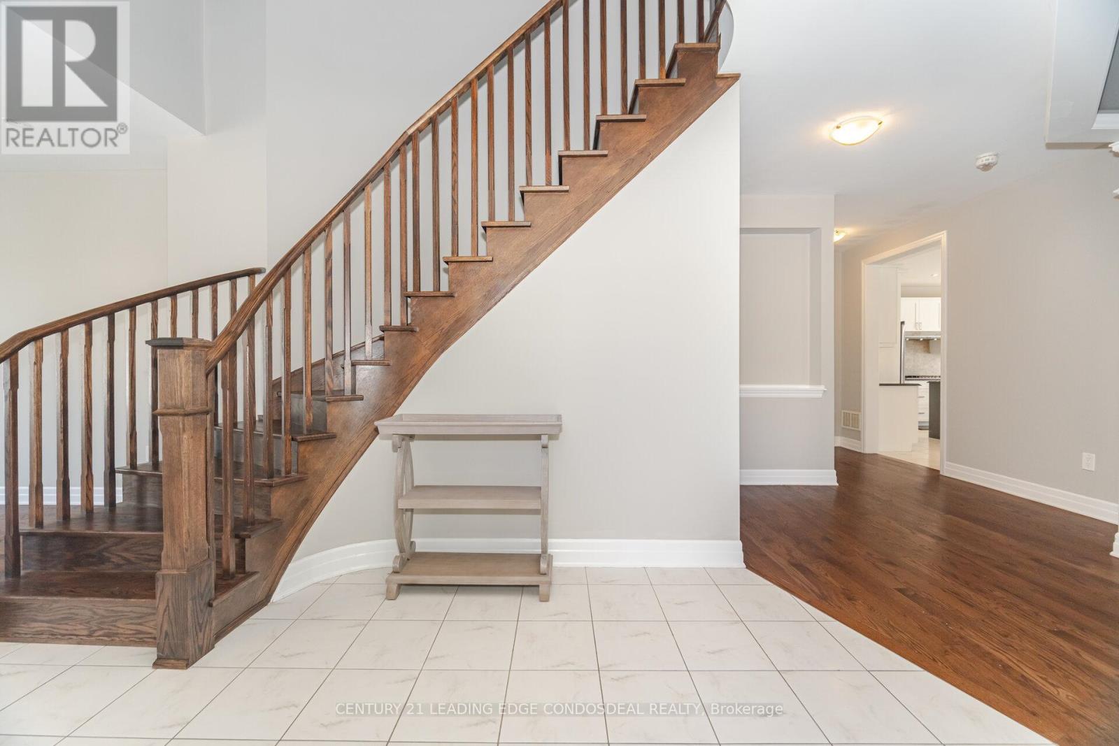 Photo 6 of 65 Novan Crescent, Aurora ON