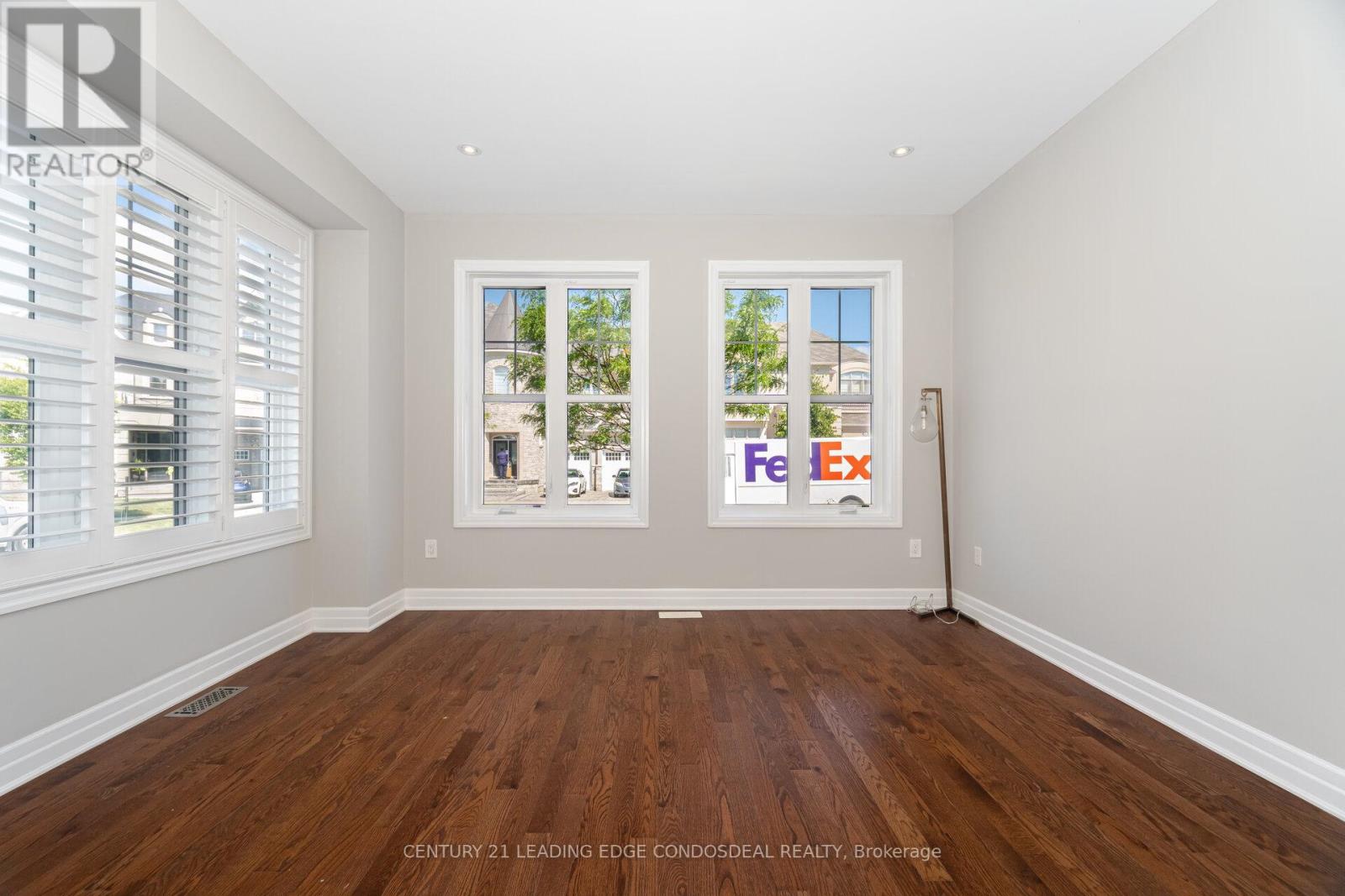 Photo 7 of 65 Novan Crescent, Aurora ON