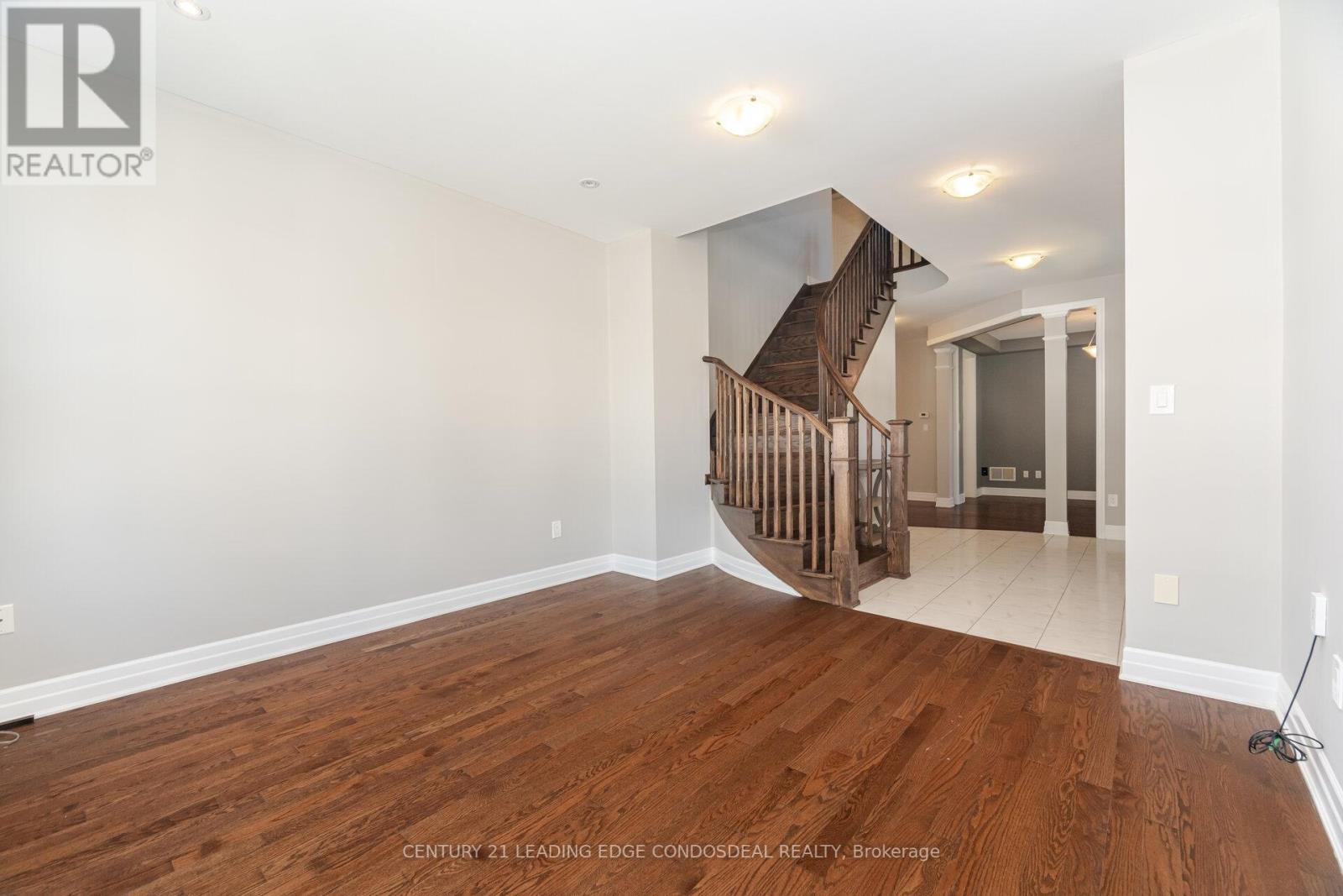 Photo 8 of 65 Novan Crescent, Aurora ON