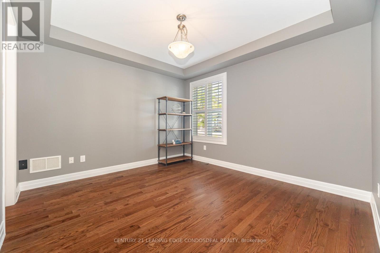 Photo 9 of 65 Novan Crescent, Aurora ON