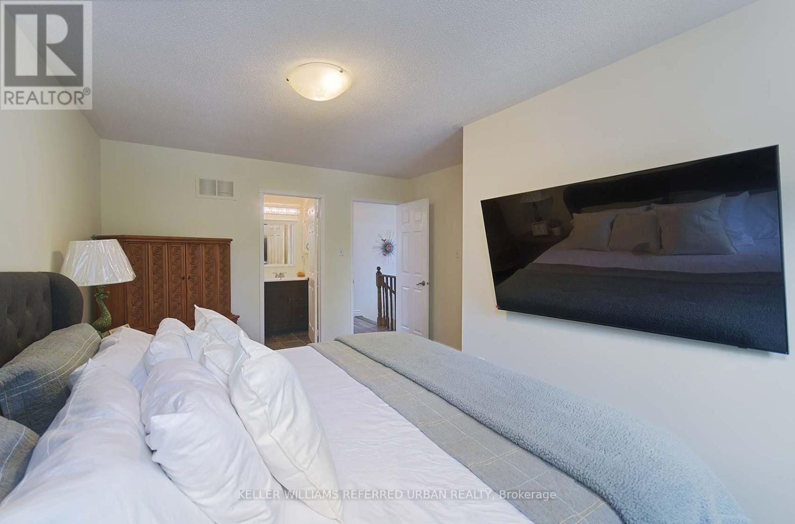 Photo 14 of 54 Mugford Road, Aurora ON
