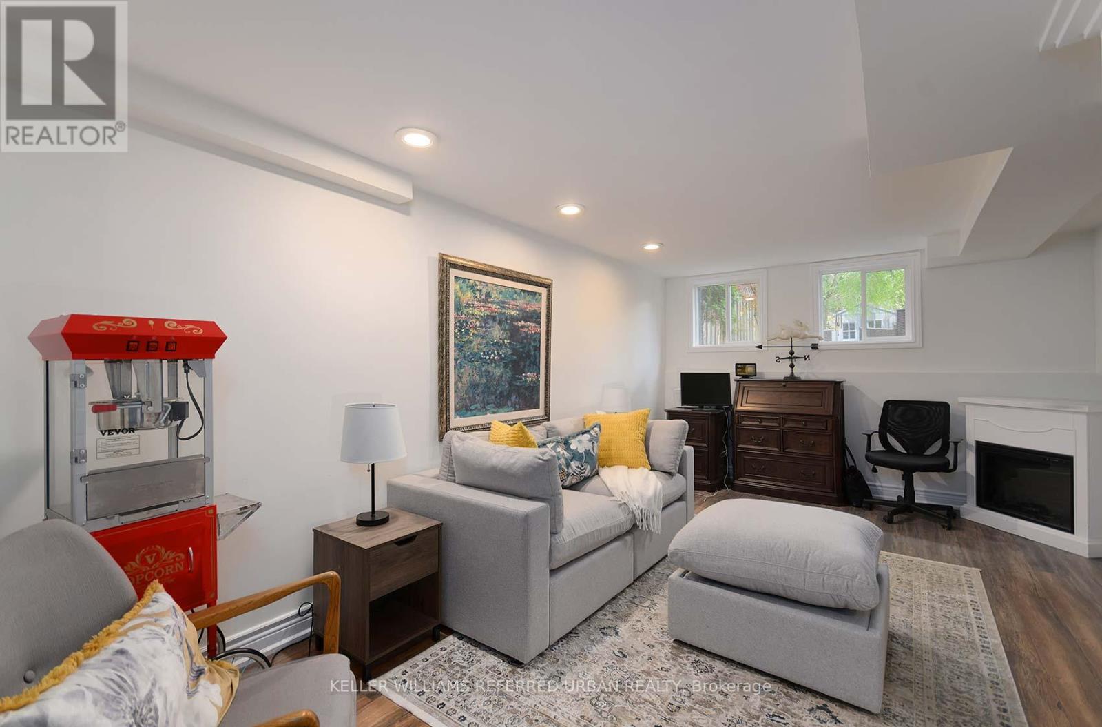 Photo 21 of 54 Mugford Road, Aurora ON