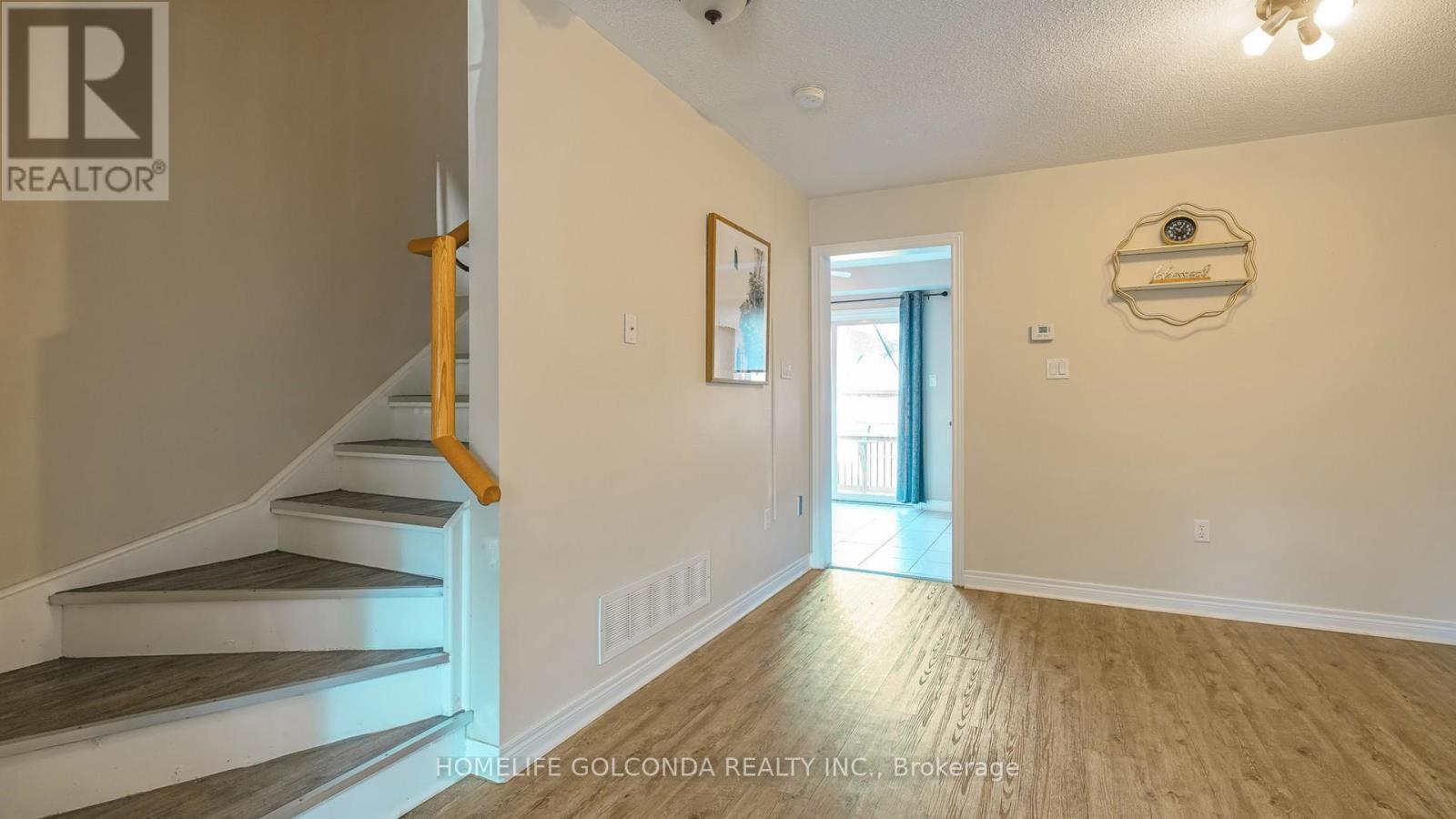 Photo 11 of 21 Bentley Crescent, Barrie ON