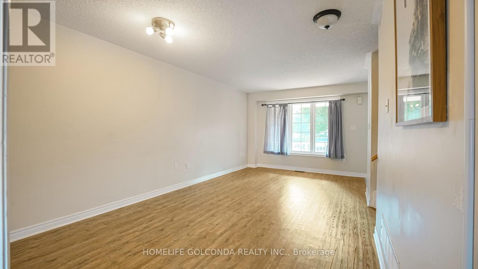 Photo 2 of 21 Bentley Crescent, Barrie ON