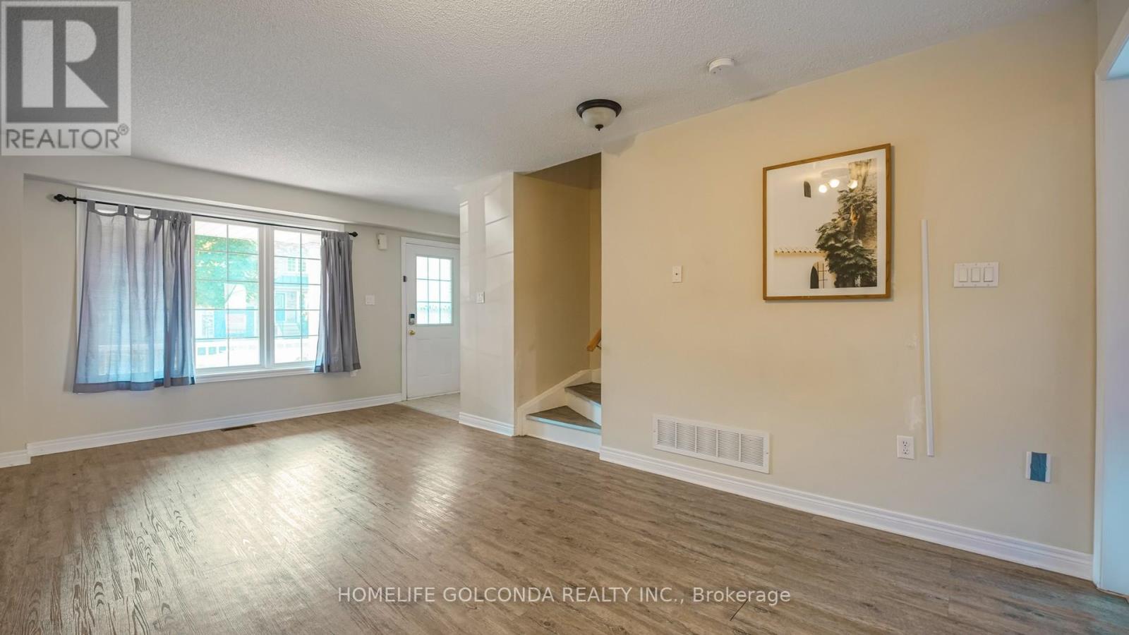 Photo 3 of 21 Bentley Crescent, Barrie ON