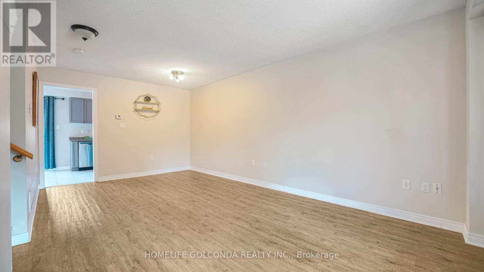 Photo 4 of 21 Bentley Crescent, Barrie ON