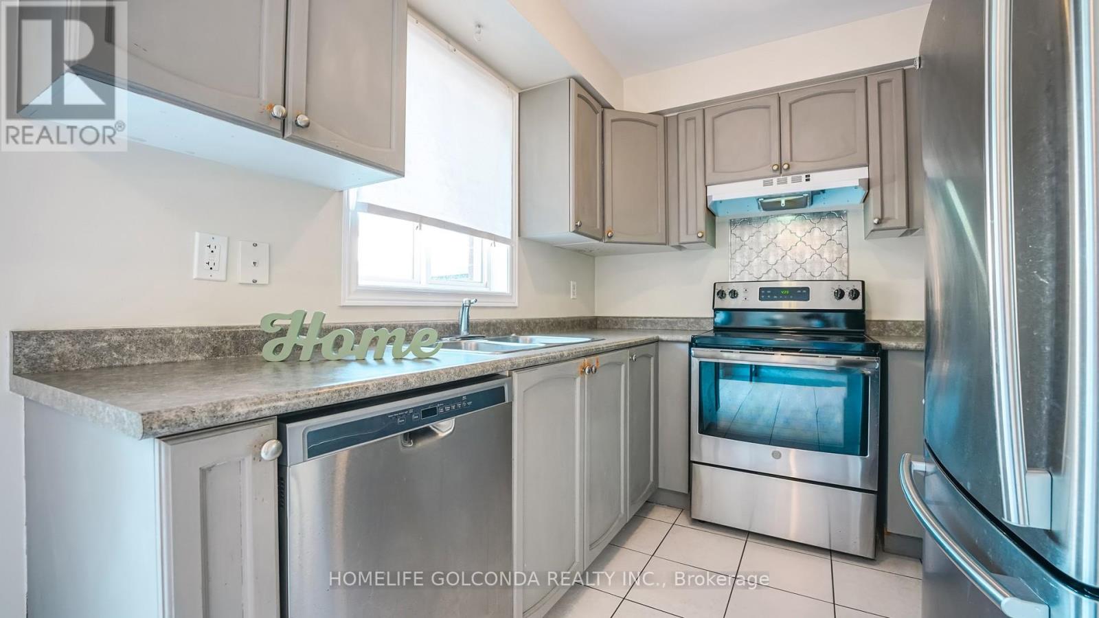 Photo 6 of 21 Bentley Crescent, Barrie ON