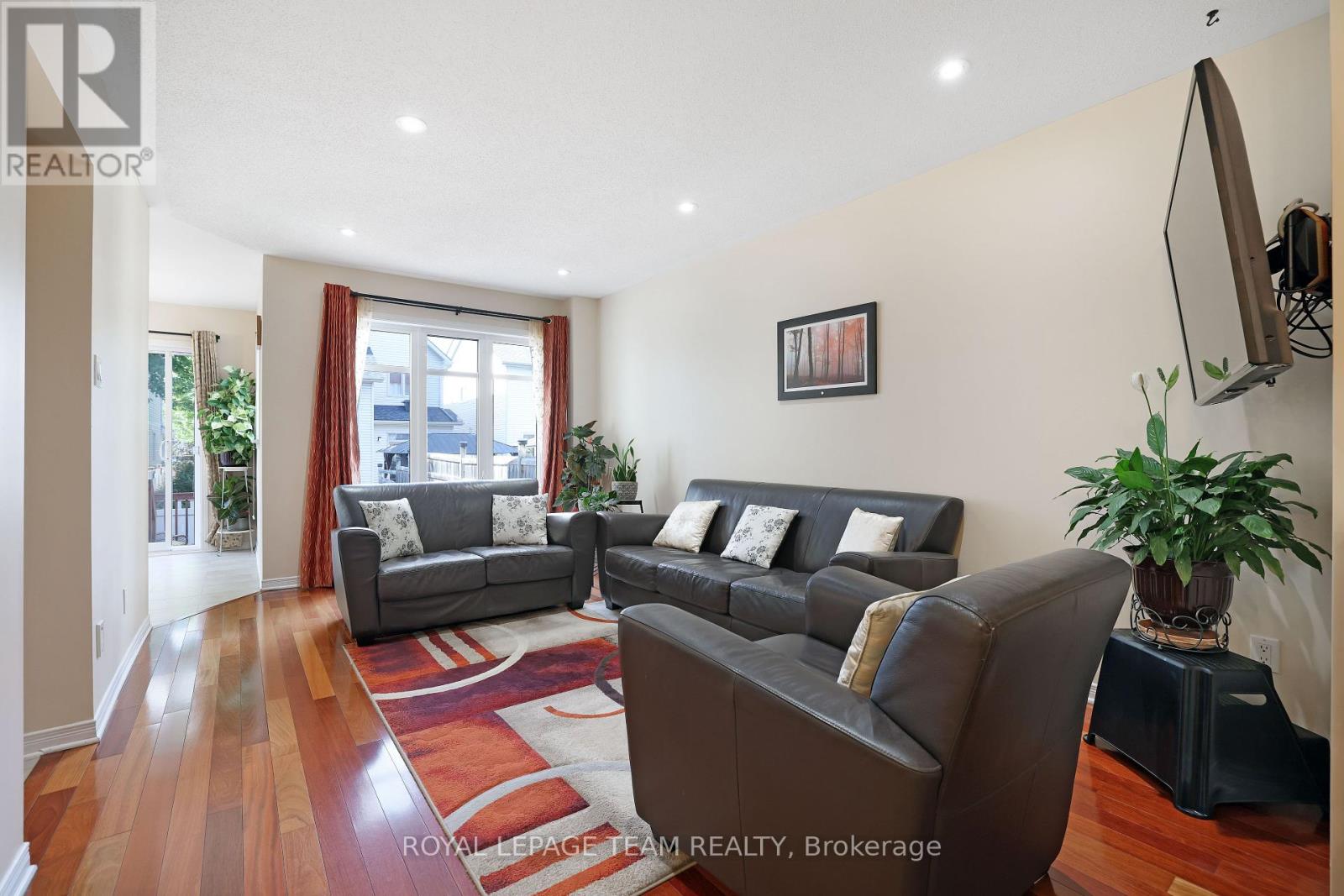 Photo 11 of 144 Deercroft Avenue, Ottawa ON