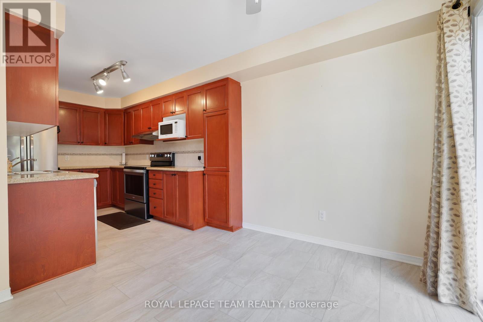 Photo 17 of 144 Deercroft Avenue, Ottawa ON
