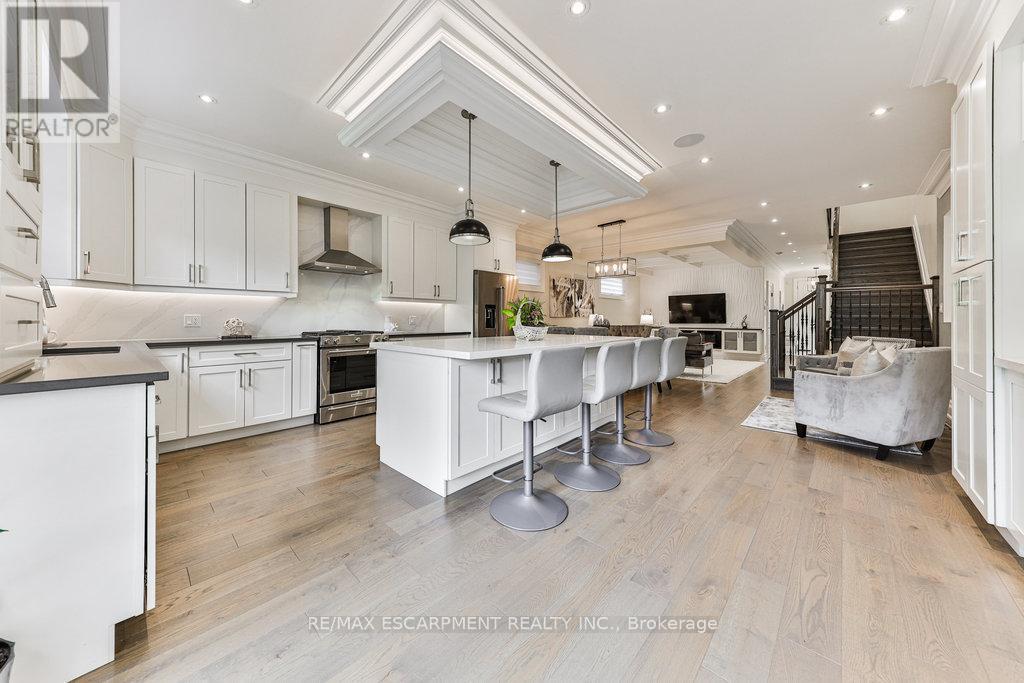 Photo 10 of 34 B Pine Avenue N, Mississauga ON