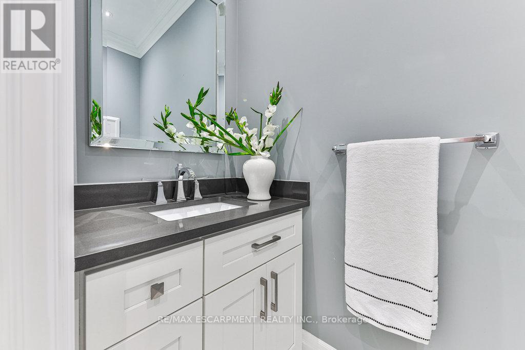Photo 11 of 34 B Pine Avenue N, Mississauga ON