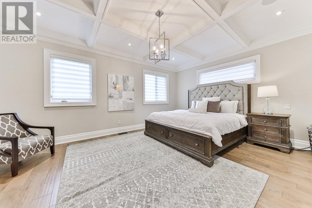 Photo 12 of 34 B Pine Avenue N, Mississauga ON