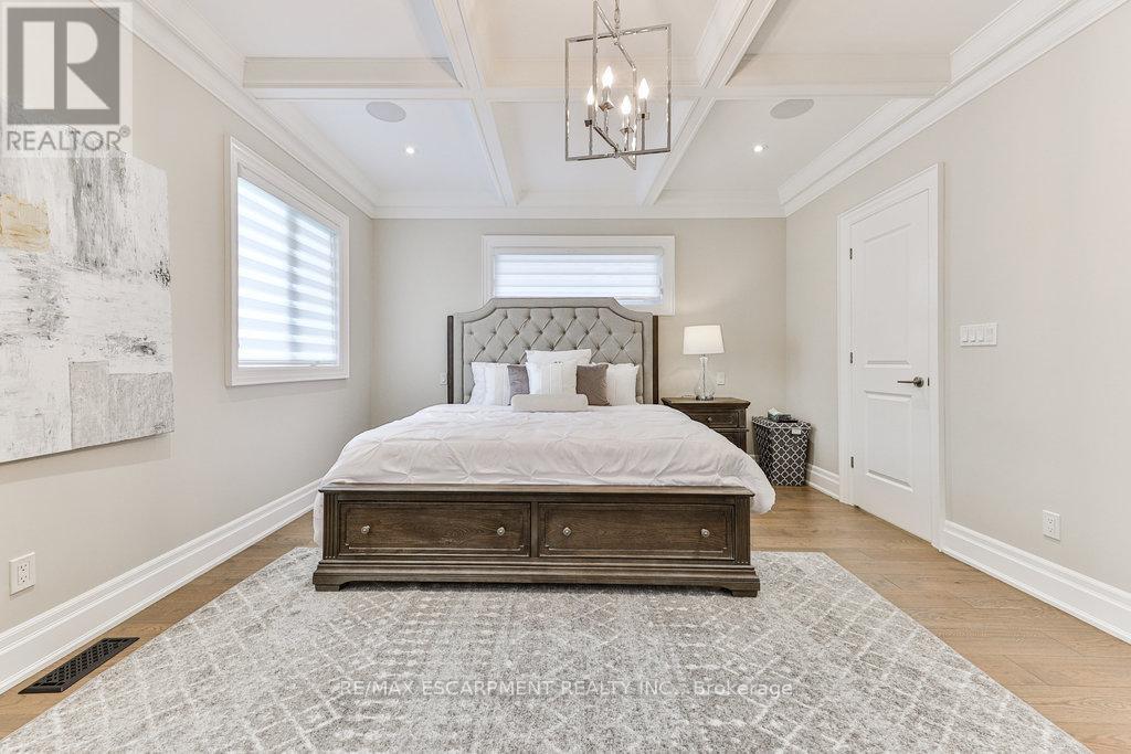 Photo 13 of 34 B Pine Avenue N, Mississauga ON