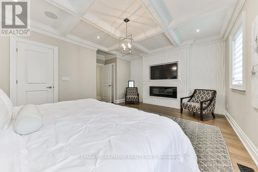 Photo 14 of 34 B Pine Avenue N, Mississauga ON