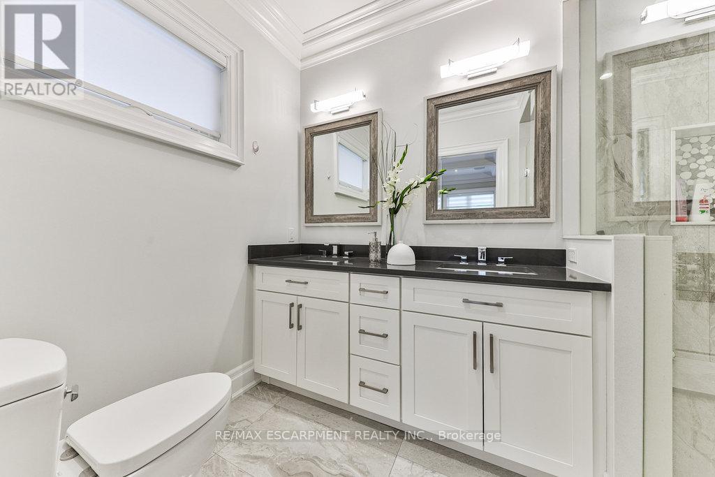 Photo 15 of 34 B Pine Avenue N, Mississauga ON