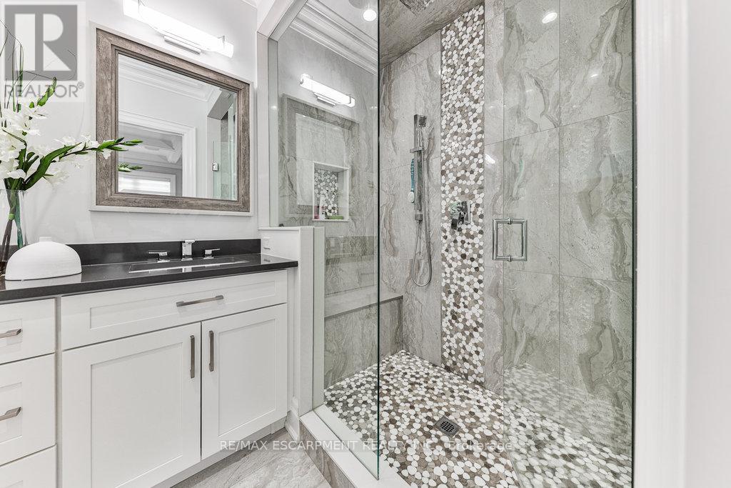 Photo 16 of 34 B Pine Avenue N, Mississauga ON