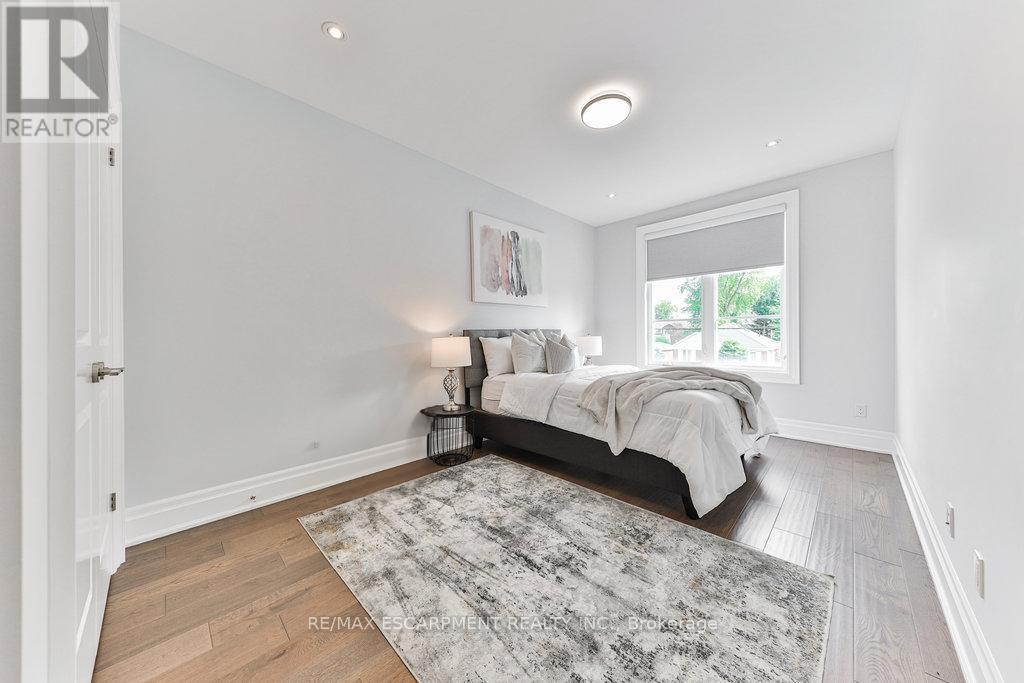 Photo 17 of 34 B Pine Avenue N, Mississauga ON