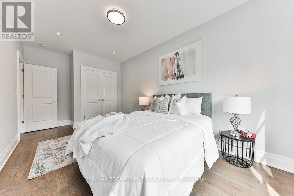 Photo 18 of 34 B Pine Avenue N, Mississauga ON