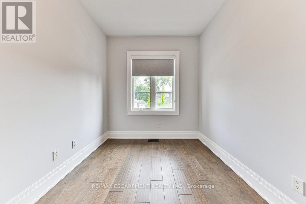 Photo 20 of 34 B Pine Avenue N, Mississauga ON