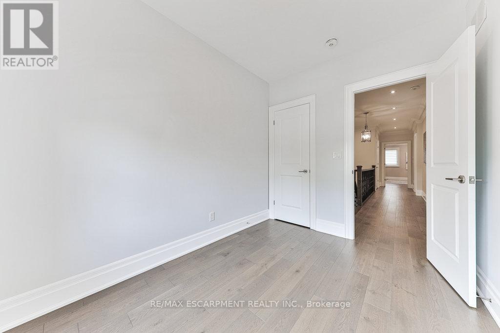 Photo 21 of 34 B Pine Avenue N, Mississauga ON