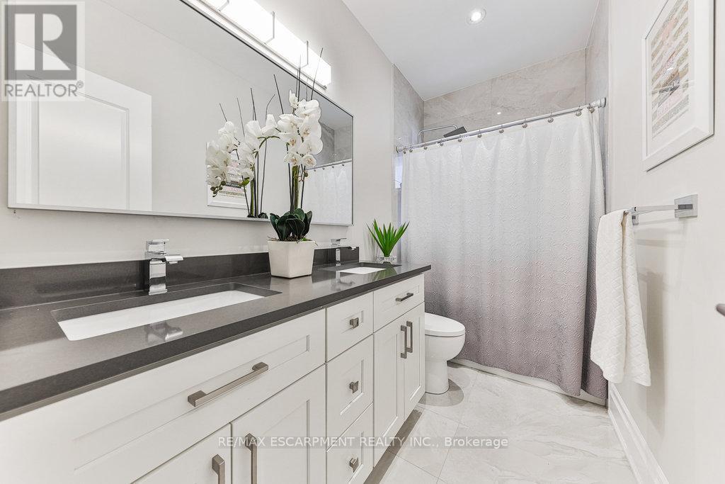 Photo 22 of 34 B Pine Avenue N, Mississauga ON