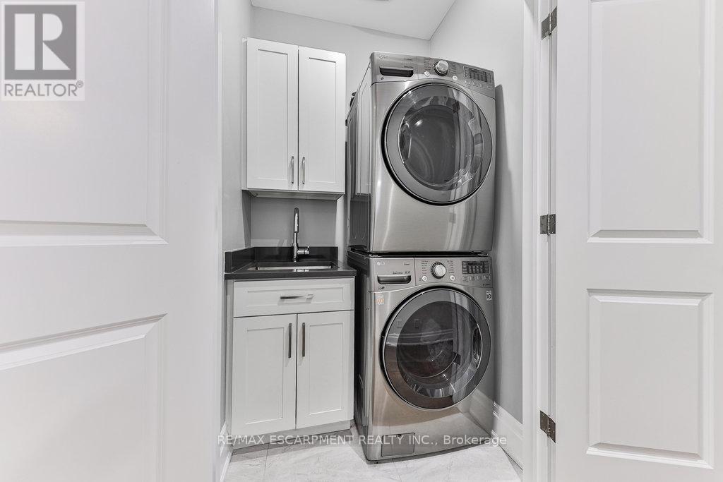 Photo 23 of 34 B Pine Avenue N, Mississauga ON