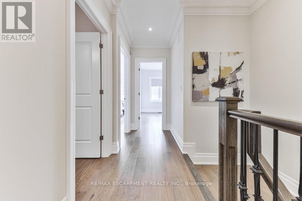 Photo 24 of 34 B Pine Avenue N, Mississauga ON