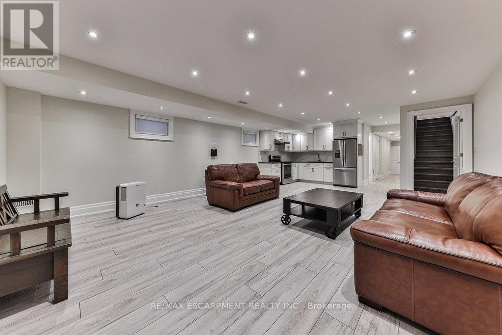Photo 25 of 34 B Pine Avenue N, Mississauga ON