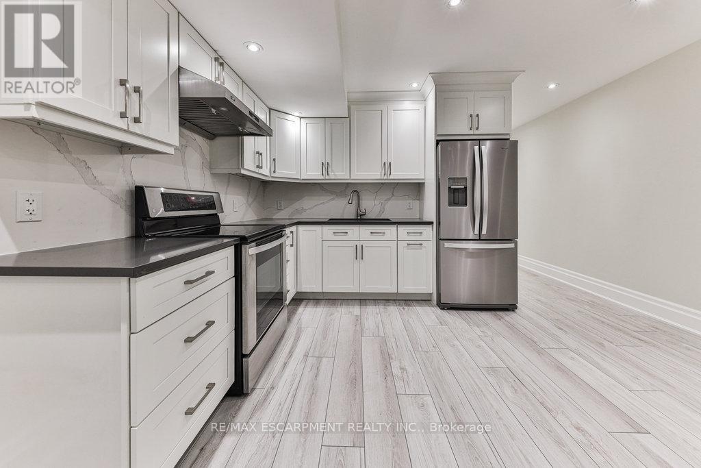Photo 26 of 34 B Pine Avenue N, Mississauga ON