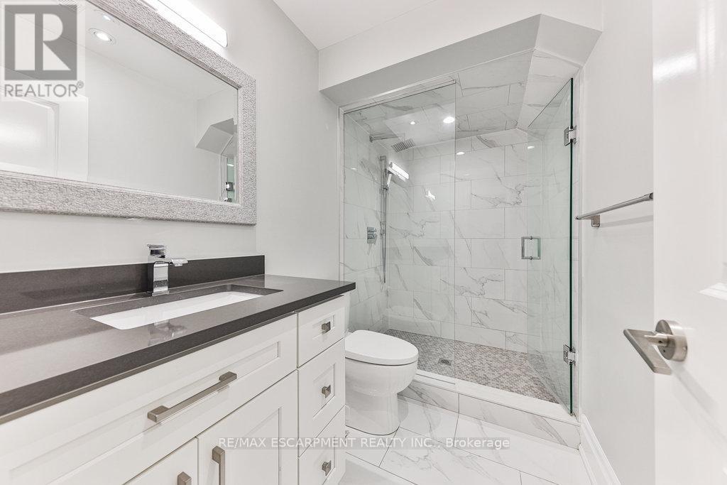 Photo 28 of 34 B Pine Avenue N, Mississauga ON
