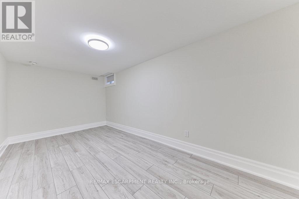Photo 29 of 34 B Pine Avenue N, Mississauga ON