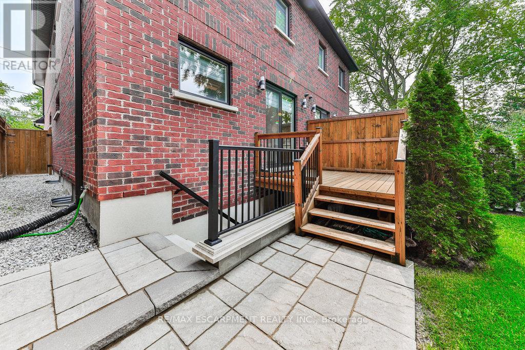 Photo 33 of 34 B Pine Avenue N, Mississauga ON