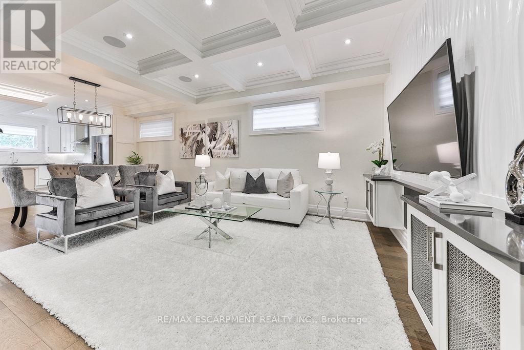 Photo 5 of 34 B Pine Avenue N, Mississauga ON