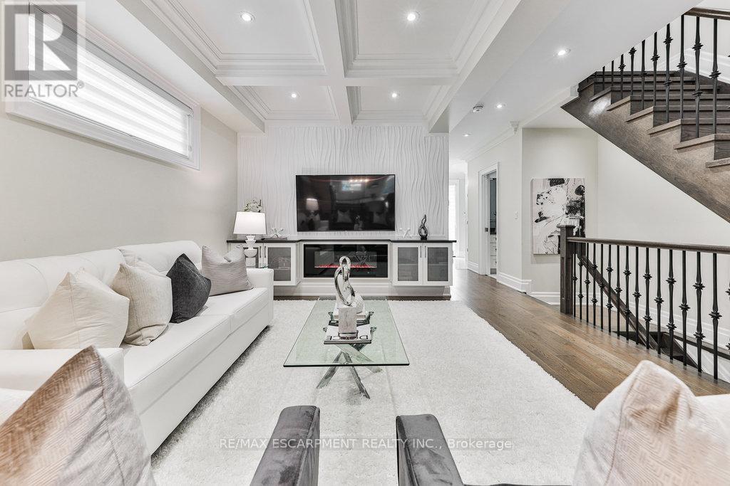 Photo 6 of 34 B Pine Avenue N, Mississauga ON