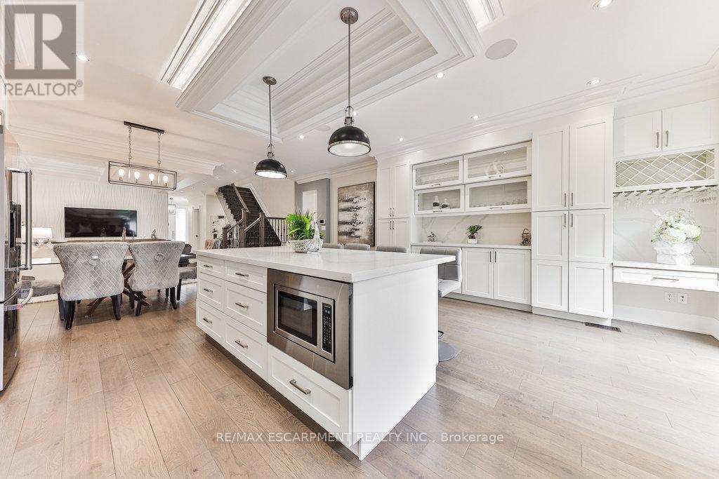 Photo 9 of 34 B Pine Avenue N, Mississauga ON
