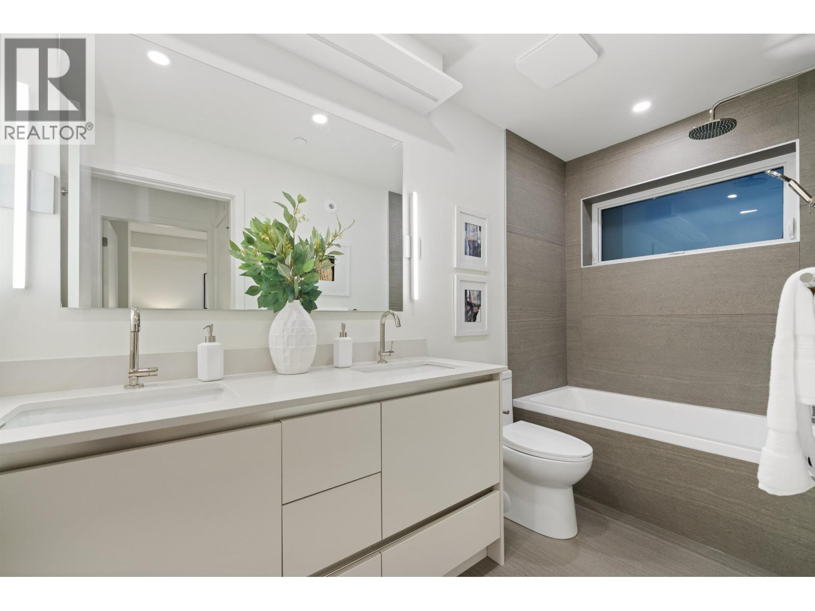 Photo 4 of 1 1632 E 21st Avenue, Vancouver BC